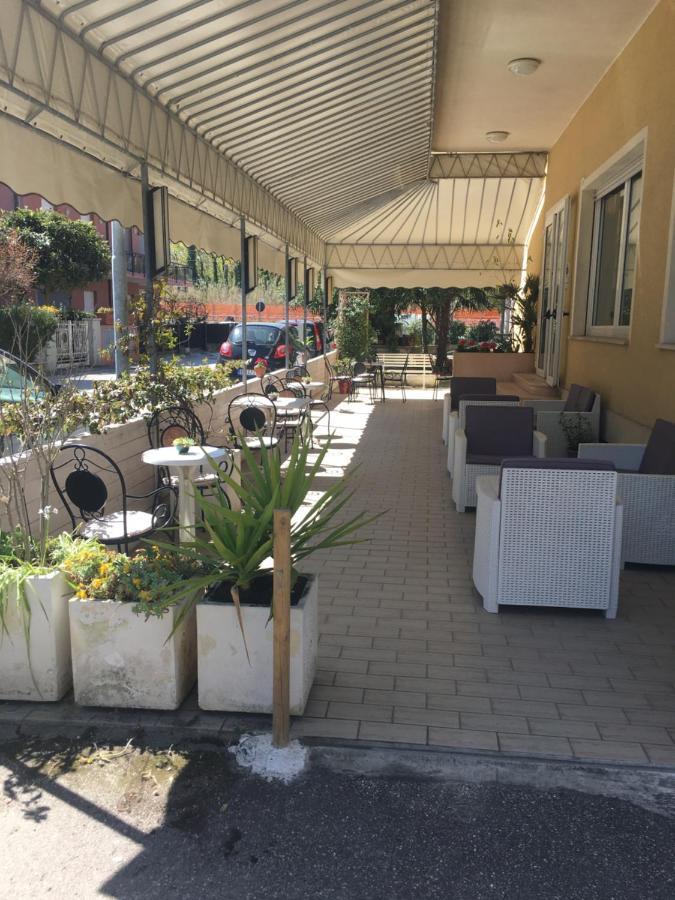 Hotel Villa Rinaldini Rimini Esterno foto