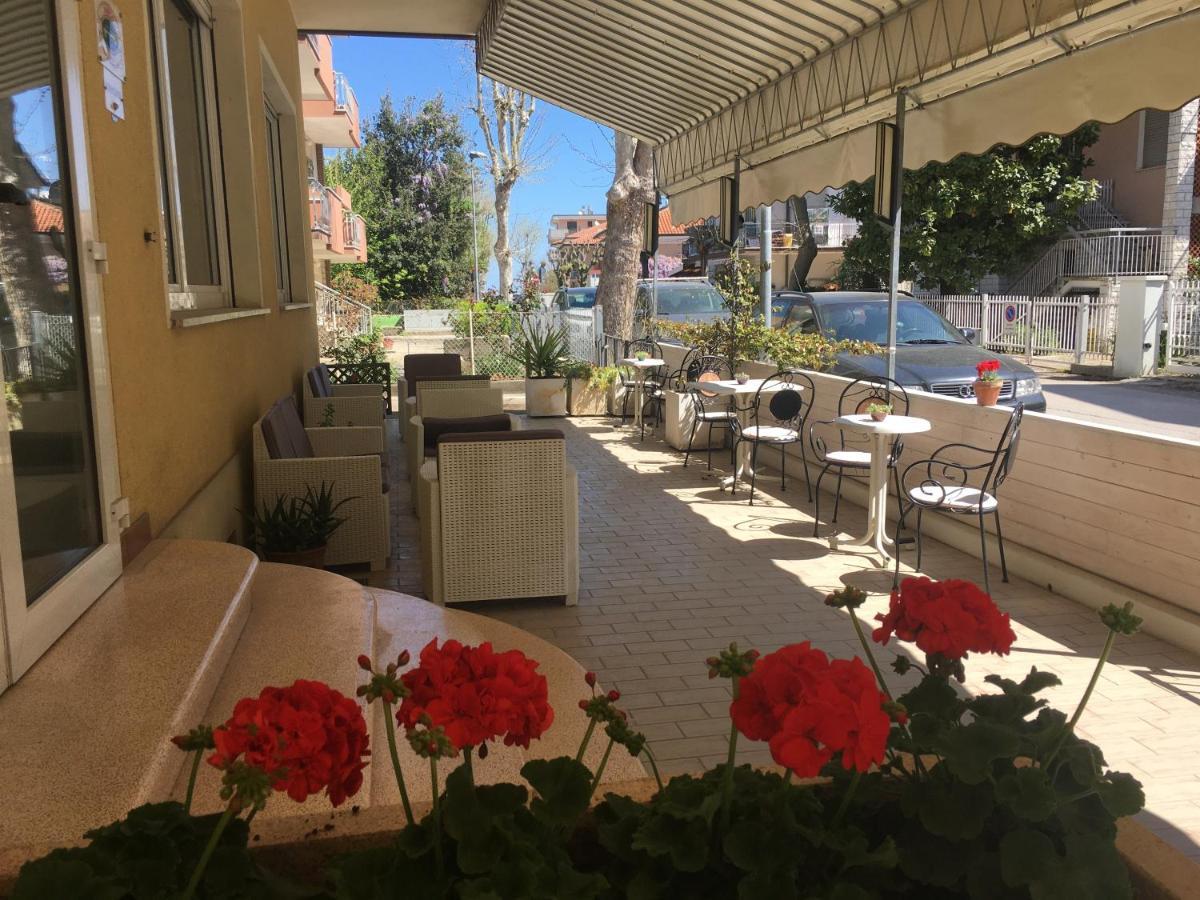 Hotel Villa Rinaldini Rimini Esterno foto